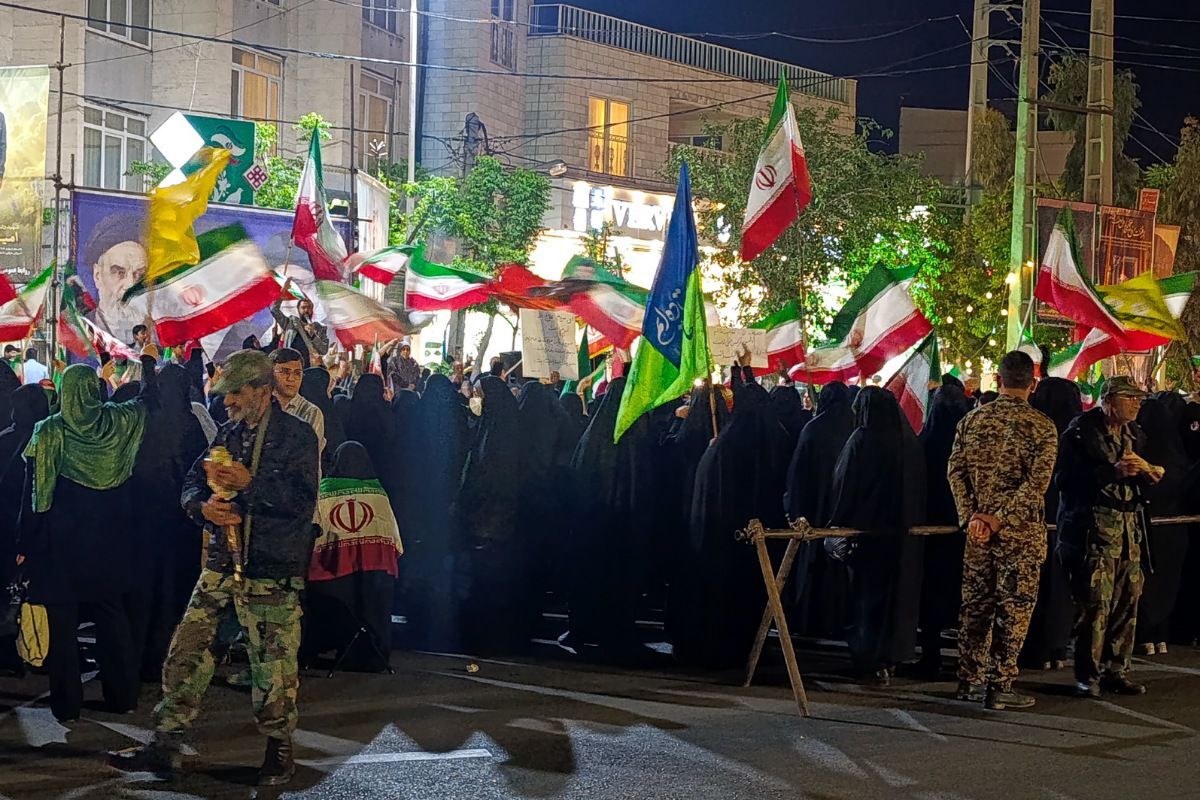 گردهمایی مردم دیار ۱۵ مرداد در راه‌آهن، روبروی غرفه آموزش و پرورش ورامین 