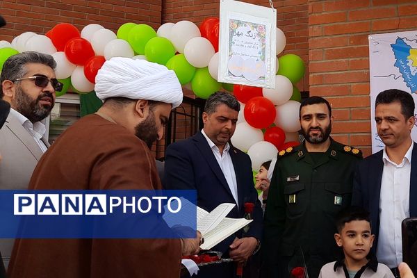 طلوع علم در مدرسه روشنگر با نغمه زنگ مهر