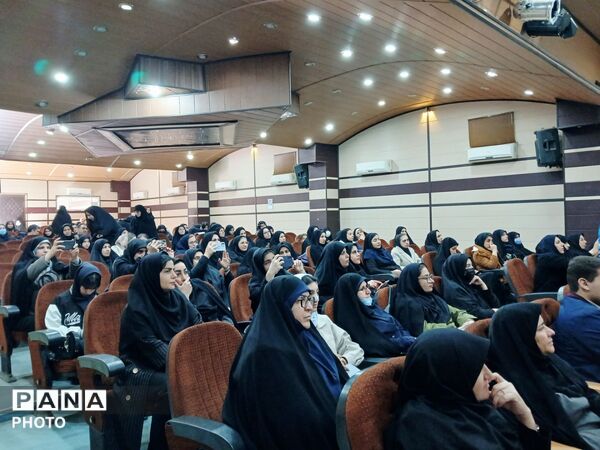 همایش الگوی سوم زن مسلمان تقدیر از بانوان فرهنگی موفق و دانش‌آموزان دختر نمونه