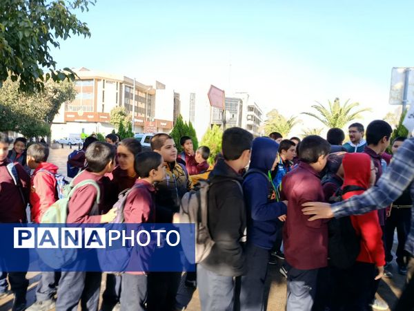 حضور دانش آموزان شیرازی درغرفه‌های فرهنگی راهپیمایی 13 آبان