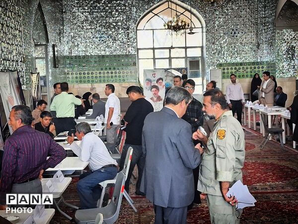 برپایی میز ارتباطات مردمی مسئولان کاشمر در هفته دولت