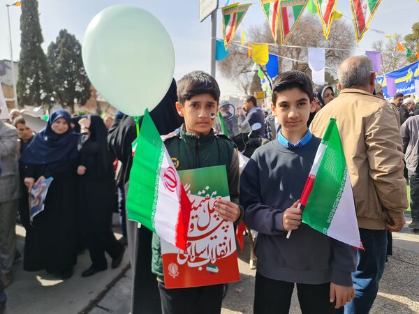 جلوه‌ای از وحدت و همدلی در راهپیمایی ۲۲ بهمن