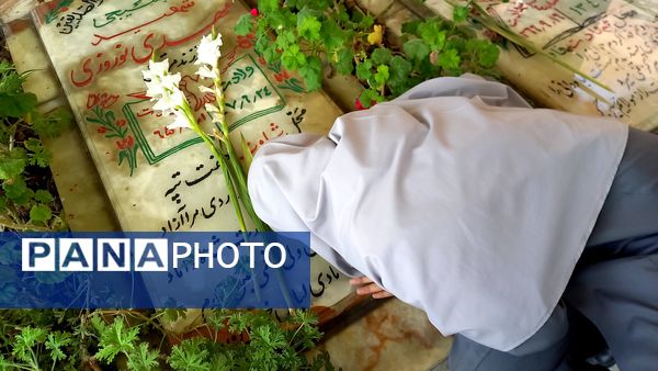 قدم‌های کوچک برخاک بزرگ