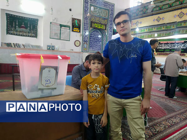 حضور کودکان به همراه والدین در شعبه‌های اخذ رأی