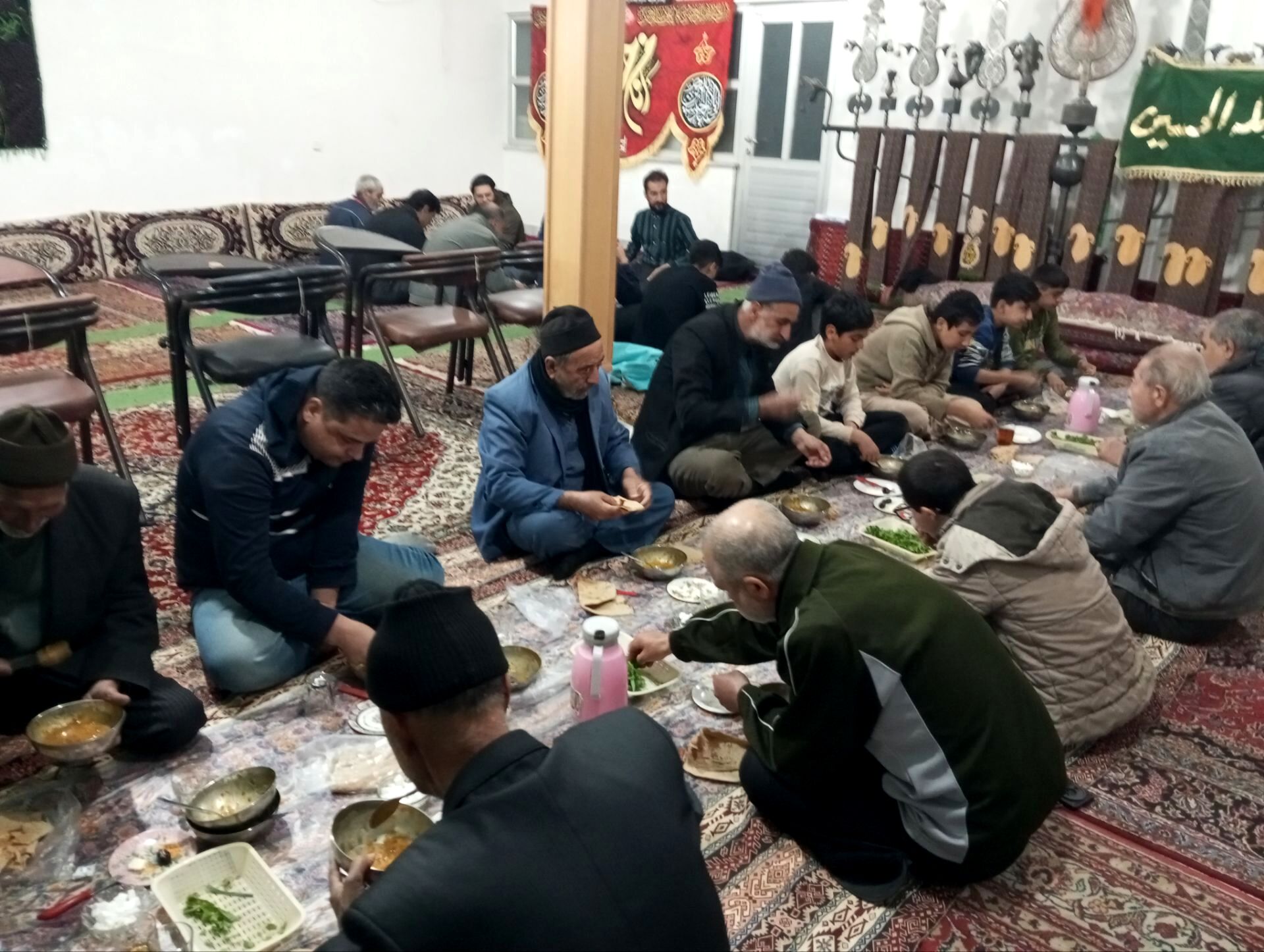 اقامه نماز جماعت همراه با افطاری در مسجد ابوالفضلی نیشابور 