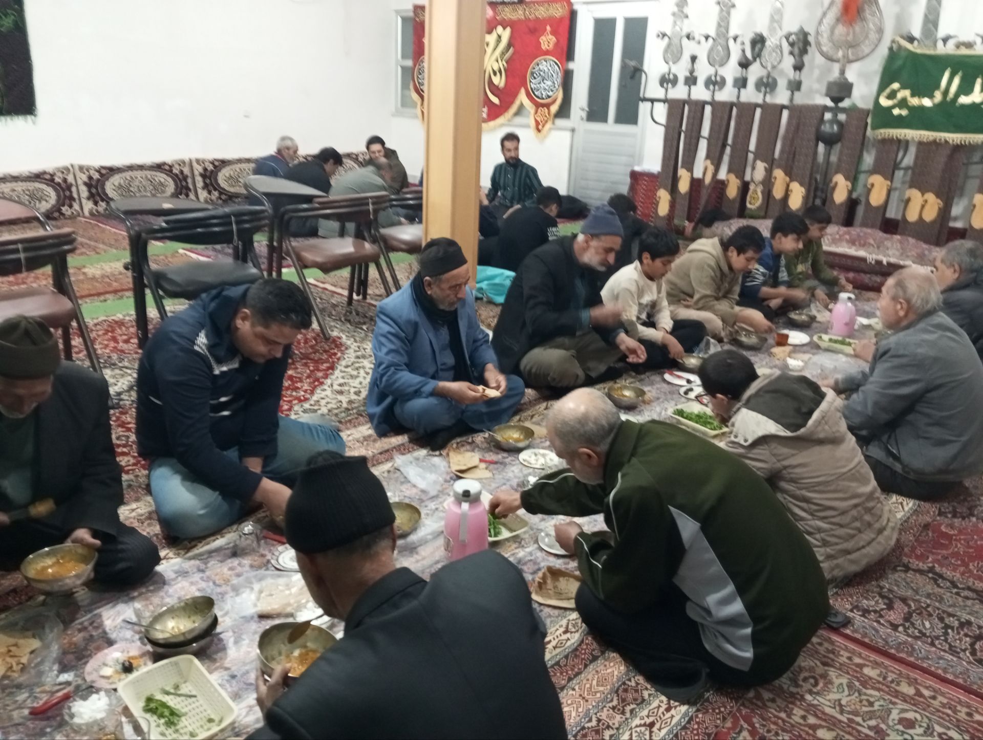 اقامه نماز جماعت همراه با افطاری در مسجد ابوالفضلی نیشابور 