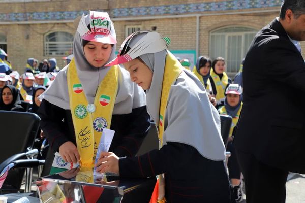 جشن عاطفه‌ها در دبیرستان ۱۳ آبان تبریز