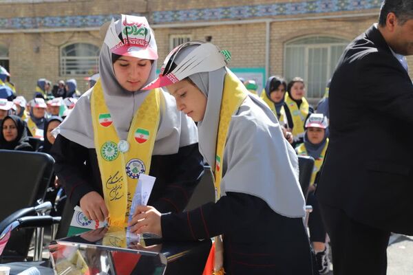 جشن عاطفه‌ها در دبیرستان ۱۳ آبان تبریز