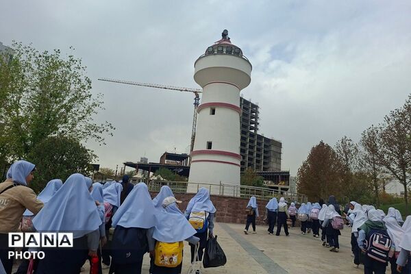 اردوی دانش‌آموزان مدرسه هیئت‌امنایی صدیقی ملارد در بوستان پل طبیعت تهران