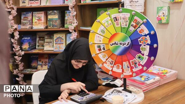 از قصه‌گویی تا رونمایی کتاب؛ نمایشگاهی به یاد کودکان میناب در خیابان حجاب 