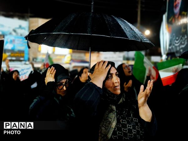گلوگاه زیر باران، غرق در شور وطن