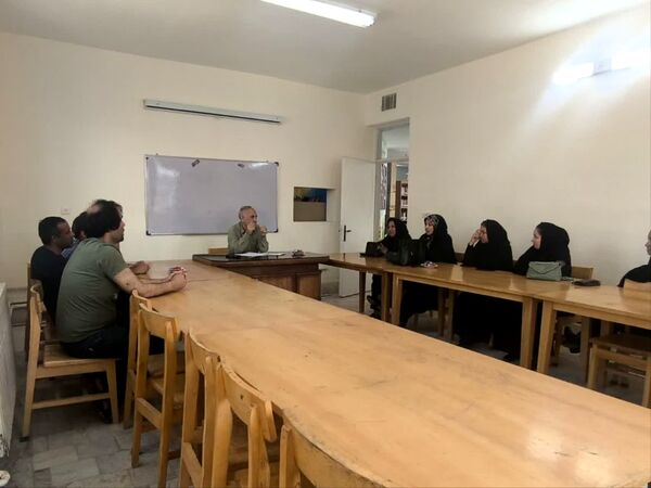 جلسه انجمن اولیا و شورای دانش آموزی در راستای برنامه‌ریزی هفته معلم