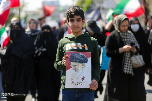 حضور دانش‌‌آموزان در چهلمین روز شهادت رهبر شهید انقلاب اسلامی