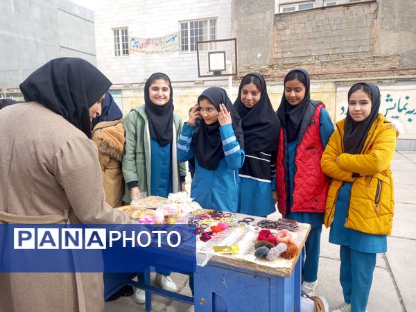 نمایشگاه دست‌ساخته‌های ورزشی و چالش عکس و لباس دوران کودکی و دلنوشته در مدرسه دخترانه ضحی ۲ شیروان