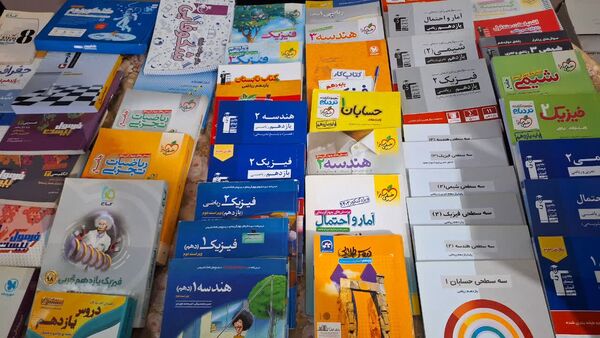 برپایی نمایشگاه کتب کمک‌درسی در دبیرستان دخترانه فاطمیه ناحیه یک کرج