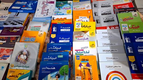 برپایی نمایشگاه کتب کمک‌درسی در دبیرستان دخترانه فاطمیه ناحیه یک کرج