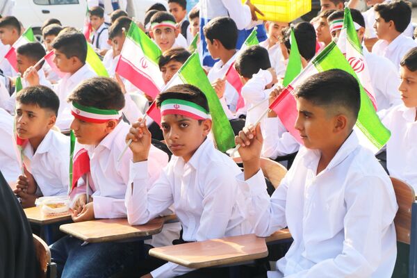 زنگ ایثار و مقاومت در مدارس ریگان 