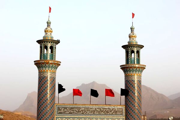 آیین مذهبی تعویض پرچم گنبد حرم مطهر حضرت سلطانعلی ابن امام محمد باقر(ع)