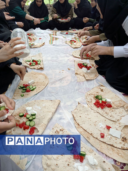 بازدید دانش‌آموزان جعفرآباد از کارگاه گلاب‌گیری روستای «بنابر»