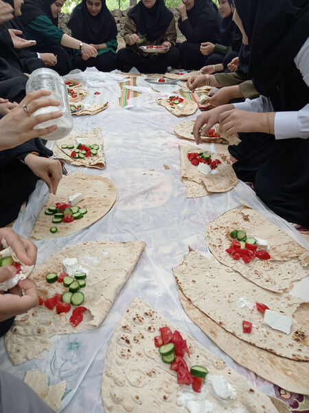 بازدید دانش‌آموزان جعفرآباد از کارگاه گلاب‌گیری روستای «بنابر»