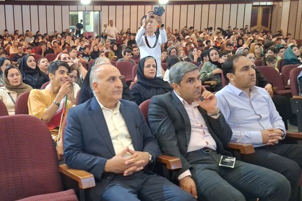 مراسم تجلیل از دانش‌آموزان برتر دبیرستان هیأت امنایی رازی ناحیه ۴شیراز