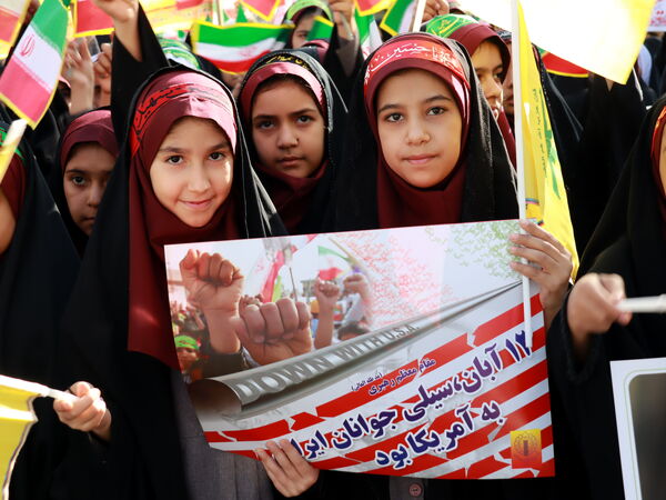 حضور افتخارآفرین دانش آموزان میبدی در تجمع یوم الله سیزده آبان 