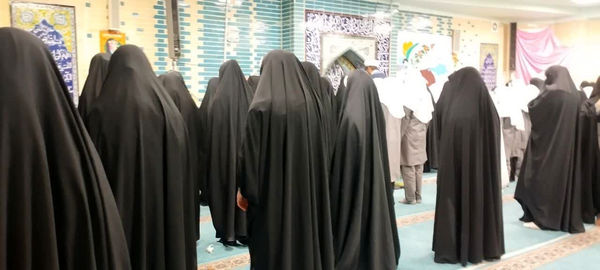 دورهمی دانش‌آموزان مدرسه حضرت رقیه(س) روستای صرم در ضیافت افطاری