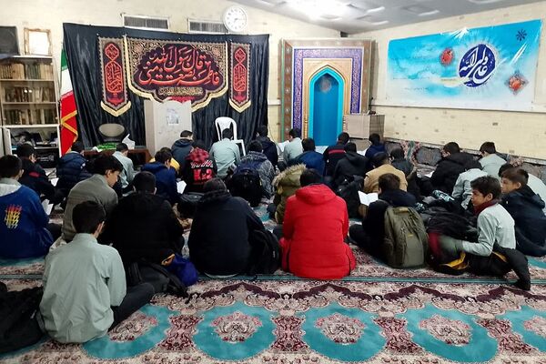 حضور پرشور دانش‌آموزان دانش‌آموزان دبیرستان شهید بهشتی ناحیه 2 شهرری در مراسم شهادت حضرت زهرا(س)