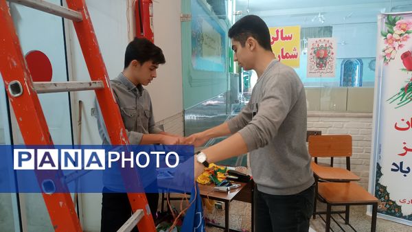 آماده‌سازی نمایشگاه انقلاب به‌‎مناسبت دهه فجر در دبیرستان شاهد ابوذر غفاری نیشابور 