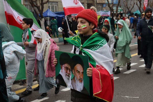 ٢٢ بهمن؛ روزى که دلها با قدم‌‌ها یکى میشود