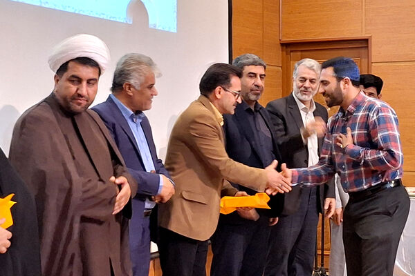 تقدیر از چهره های روشن در محفل ایمان 