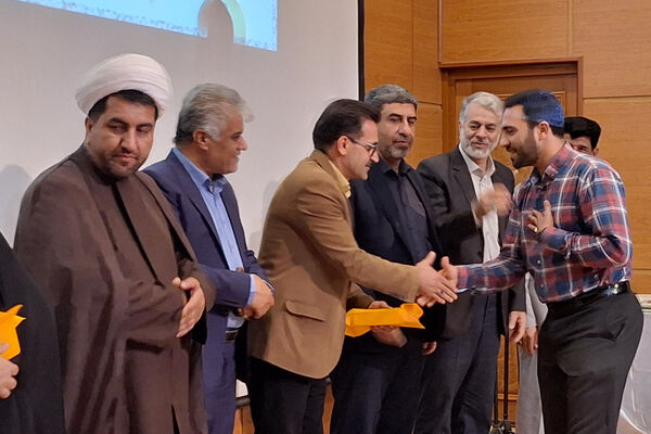تقدیر از چهره های روشن در محفل ایمان 