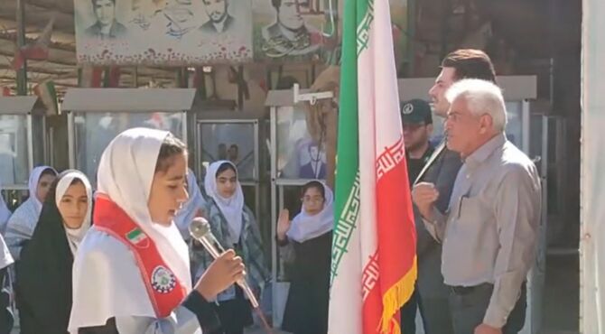 گلباران قبور مطهر شهدا توسط دانش آموزان پیشتاز شهر محلات 