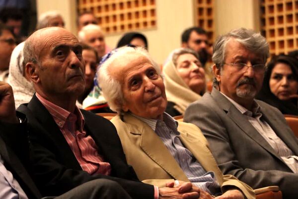 سند هویتی استاد ایرج افشار در یزد رونمایی شد