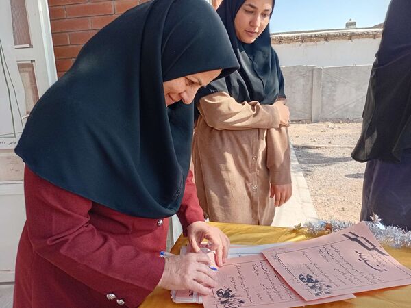 تقدیر از دانش آموزان منتخب هفته بهداشت روان در دبیرستان مادرمهربان خلیل آباد