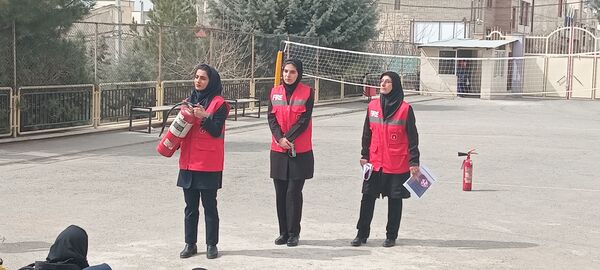 کارگاه آموزشی آشنایی با اصول ایمنی و اطفاء حریق در هنرستان آفرینش پردیس 