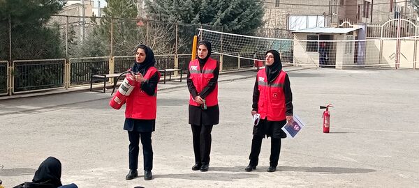 کارگاه آموزشی آشنایی با اصول ایمنی و اطفاء حریق در هنرستان آفرینش پردیس 