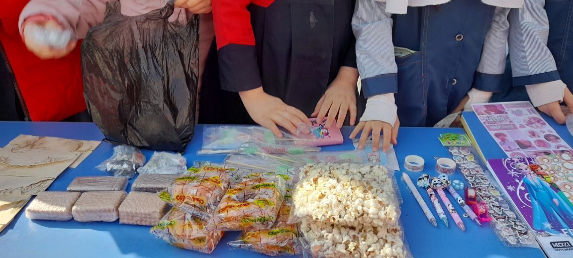 برپایی بازارچه فروش به‌مناسبت دهه فجر در مدرسه ربابه هاشمیان یزدی