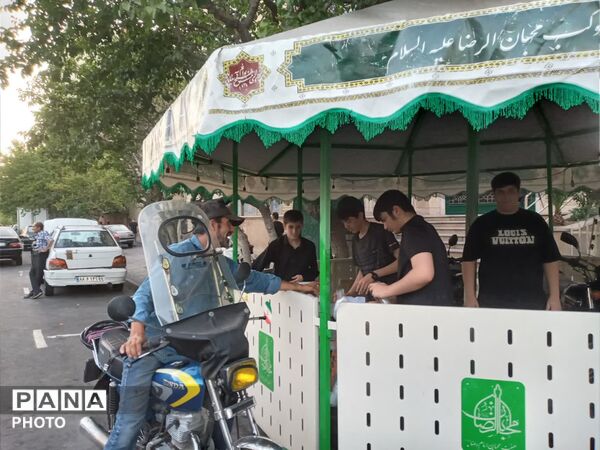 ایستگاه صلواتی دهه اول ماه صفر در مقابل فاطمیه تهران به همت نوجوانان آرمانی برپا شد
