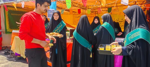 همکاری خادمیاران مدرسه فاطمیه با چایخانه دانش‌آموزی حضرت رضا (ع) در شیروان