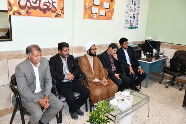 حضور امام جمعه، فرماندار و مدیر آموزش پرورش مه ولات در مدارس شهرستان