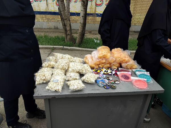 بازارچه‌ کسب‌و‌کار دانش‌آموزی در مدرسه‌ حضرت خدیجه(س) شهر وردنجان