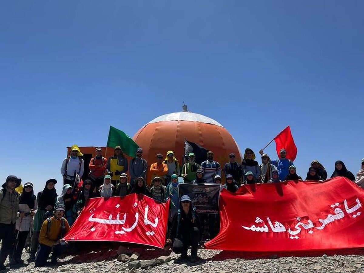 اهتزار پرچم حضرت سیدالشهدا (ع) بر فراز قله توچال