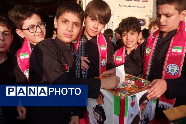 جوانه های دموکراسی در قدس؛شور وهیجان دانش آموزان قدس در انتخابات شورای دانش آموزی