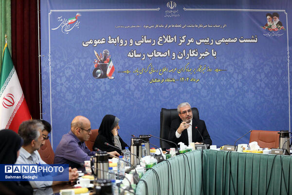 نشست صمیمی رئیس مرکز اطلاع رسانی و روابط عمومی وزارت آموزش و پرورش با خبرنگاران و اصحاب رسانه
