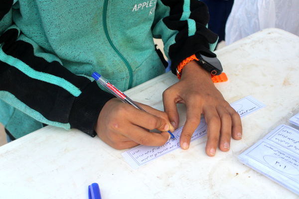 پیاده‌روی خانوادگی در روستای هلیله شهرستان بوشهر 