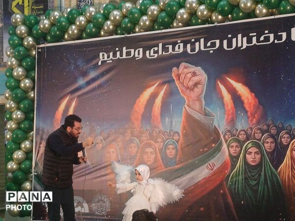 تجدید بیعت دختران وطن با آرمان‌های انقلاب در حسینیه امام