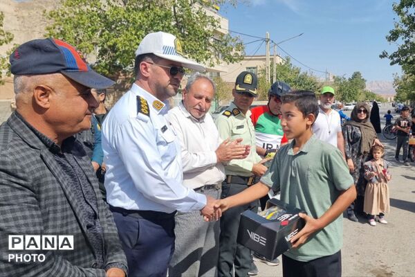 رکاب‌زنی دوچرخه سواران همزمان با گرامیداشت هفته نیروی انتظامی و روز جهانی کودک