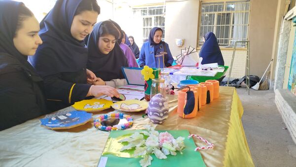 نمایشگاه و بازارچه کارو فناوری در دبیرستان پیرایش یک