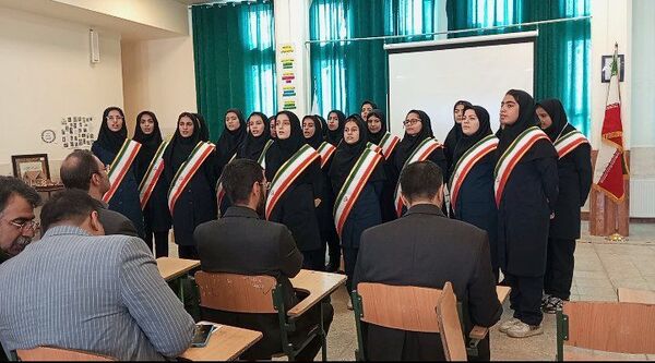 افتتاحیه نمایشگاه پژوهشی و فناورانه دبیران و دانش‌آموزان شهرستان ملارد در دبیرستان فرزانگان استعداد درخشان